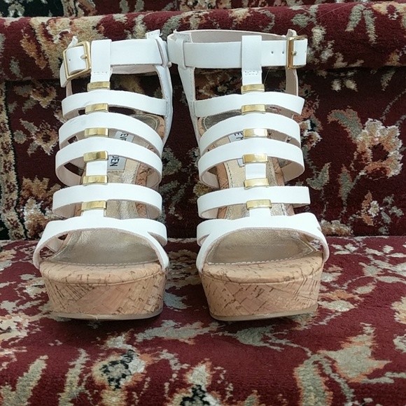 Steve Madden Gladiator Platform Wedges. - Picture 2 of 4